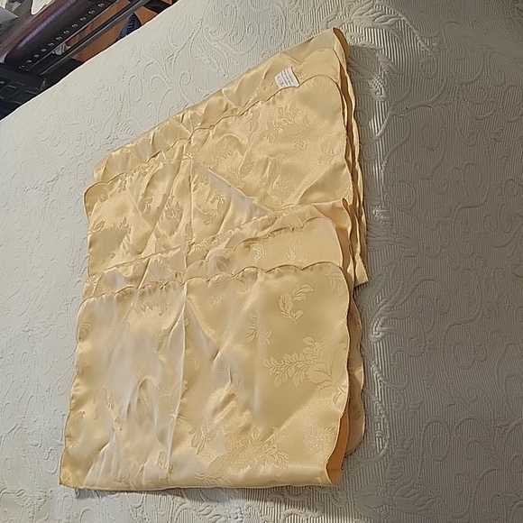 Four 100% Polyester Placemats - Picture 5 of 12